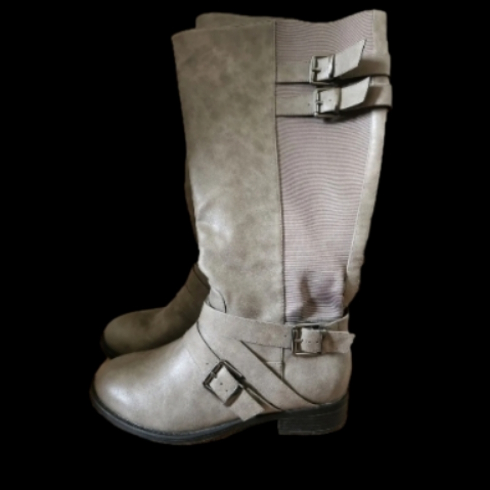 TORRID women's Wide calf, fashionable boots.